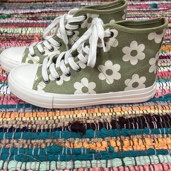 American Eagle Sneakers - Picture 1 of 4